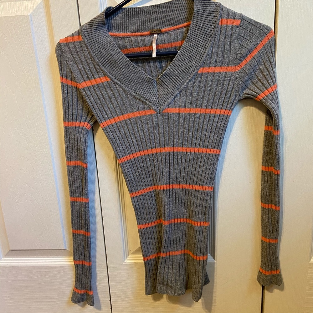 Poof ribbed long sleeve vneck
